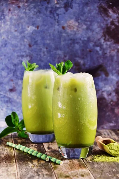 Matcha Buatan Sendiri Dan Susu Almond Latte Pada Latar Belakang — Stok Foto