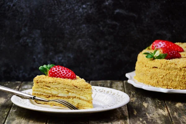 Tranche Délicieux Gâteau Fraise Isolée Sur Fond Sombre — Photo