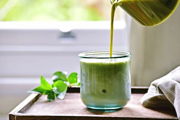 Bir bardak buzlu kibrit yeşil çay. Arka planda.