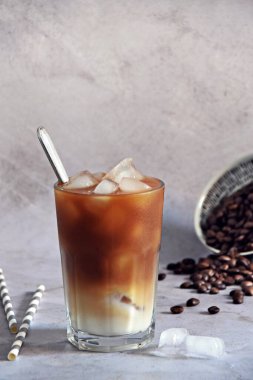 Büyük bardakta buzlu kahve. Karanlık ahşap arka planda fotokopi alanı olan soğuk yaz içeceği.