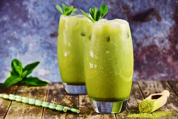 Matcha Buatan Sendiri Dan Susu Almond Latte Pada Latar Belakang — Stok Foto