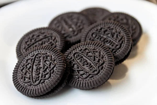 Galleta y crema de chocolate. sobre placa blanca — Foto de Stock