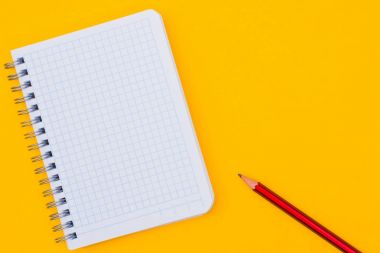 Sarı bir arka plan üzerinde bir kalem ile bir kafes içinde not etmek.