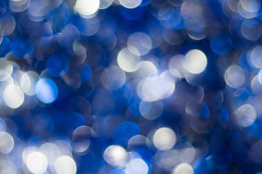 Yeni yıl tinsel Noel arka plan. Bulanık arka plan mavi ve beyaz renk bokeh. 