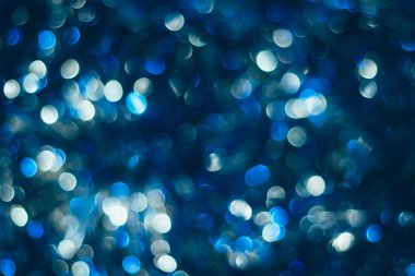 Yeni yıl tinsel Noel arka plan. Bulanık arka plan mavi ve beyaz renk bokeh. 