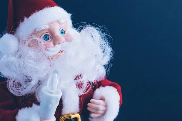 Boneca de Papai Noel em um fundo azul — Fotografia de Stock
