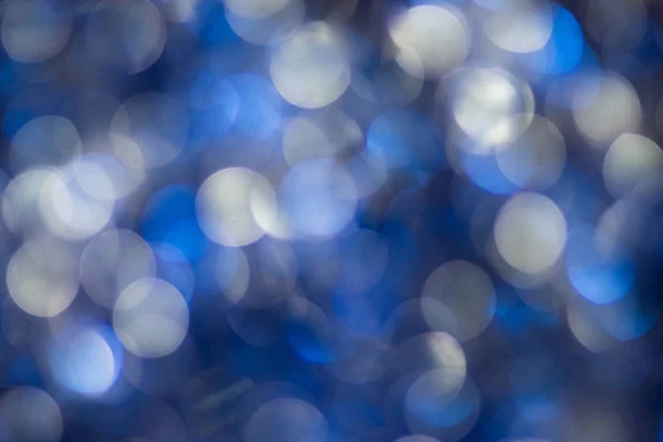 Fondo de Navidad año nuevo oropel. Fondo borroso color azul y blanco bokeh . — Foto de Stock