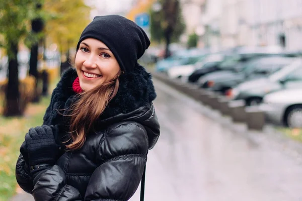 Young Beautiful Woman Outdoor Smiling — Stock Photo, Image