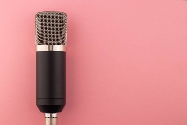Pembe arka planda mikrofon