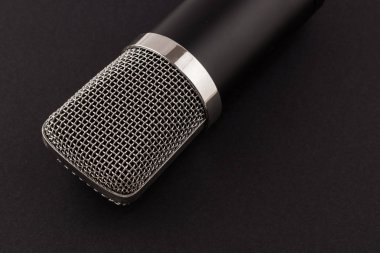 Siyah arkaplanda mikrofon