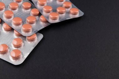 Bir paket siyah bir arka plan üzerinde Tablet