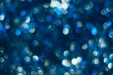 Yeni yıl tinsel Noel arka plan. Bulanık arka plan mavi ve beyaz renk bokeh. 