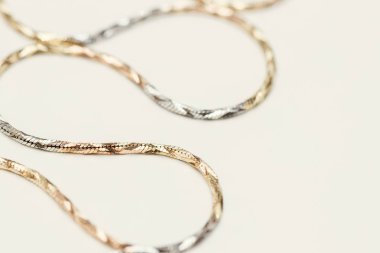 Beyaz arkaplanda altın zincir