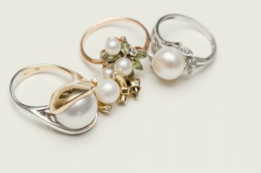 Beyaz arka plan üzerinde halkalar