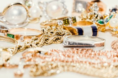 Takı beyaz arka plan üzerinde yığın yakın çekim