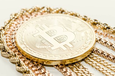 Bitcoin ve beyaz zemin üzerine altın zincir