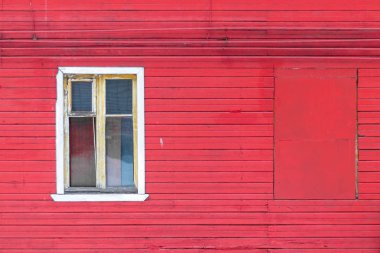Bir kırmızı ahşap ev duvar Beyaz ahşap pencere