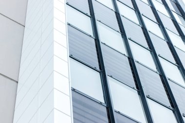 Siyah ve beyaz renklerde binanın cephe