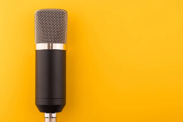 Mikrofon Auf Gelbem Hintergrund — Stockfoto