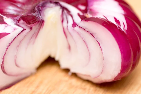 Primo Piano Una Cipolla Tagliata Fette — Foto Stock