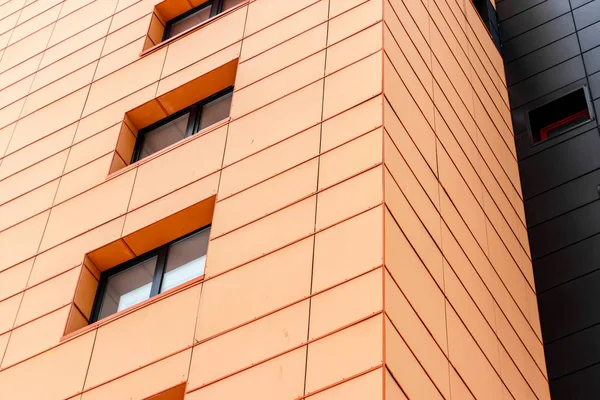Fachada Edificio Con Diferentes Colores Negro Naranja — Foto de Stock