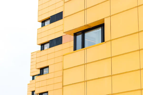 Fachada Edifício Cor Amarela Com Janelas Pretas — Fotografia de Stock