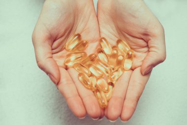 Ellerinde sarı kapsül