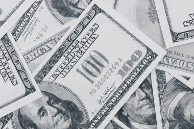 Yüz dolar faturaları arka plan. Siyah ve beyaz fotoğraf