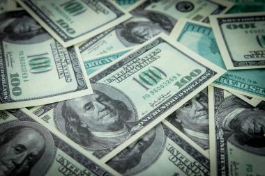 Yüz dolar faturaları arka plan vignette etkisi ile