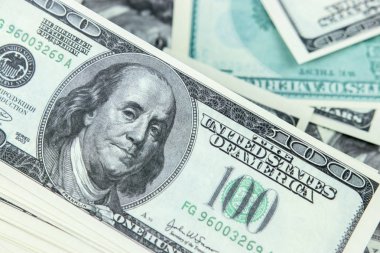 Yakın çekim yüz dolar faturaları yığın