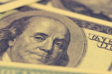 Benjamin Franklin portre 100 dolarlık banknot yakın çekim. Tonda sarı