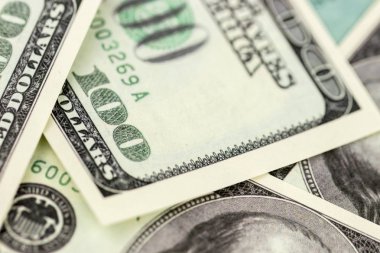 Yakın çekim yüz dolar faturaları yığını