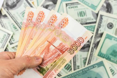 El Rus 5000 Rublesi banknot dolar faturaları arka plan yakın çekim tutar.