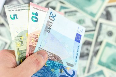 El 3 euro banknot dolar faturaları arka plan yakın çekim tutar.