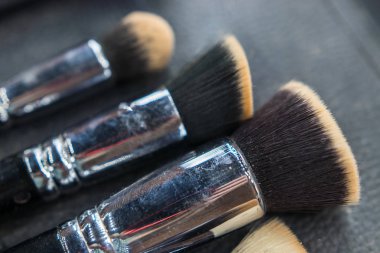 Close-Up koyu arka plan üzerinde profesyonel makyaj fırçaları