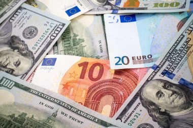 Yeni yüz dolar ve euro faturaları arka plan vignette etkisi ile