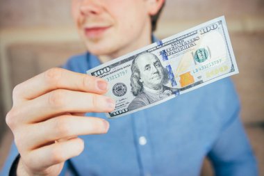 Adam bir yeni dolar tutar