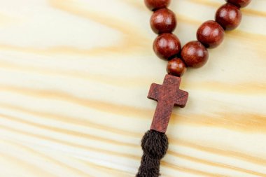 Ahşap arka plan üzerinde çapraz