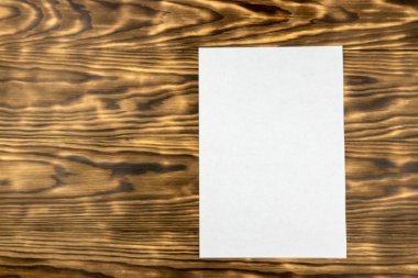 Ahşap arka plan üzerinde beyaz kağıt mockup levha