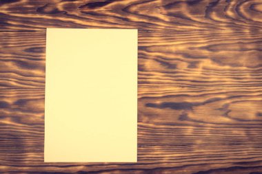 Ahşap arka plan üzerinde beyaz kağıt mockup saçtan. Tonda