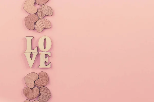 Slovo Láska Dřevěných Písmen Růžový Pozadí — Stock fotografie