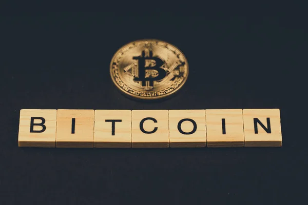 Bitcoin Auf Schwarzem Hintergrund — Stockfoto