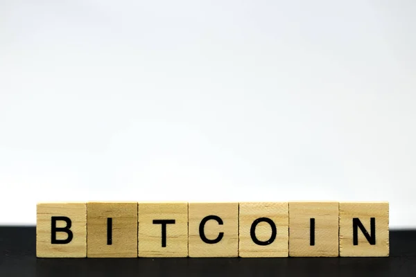Bitcoin Aus Buchstaben Auf Schwarzem Hintergrund — Stockfoto