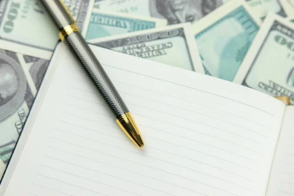 Ноутбук Ручкой Фоне Долларовых Купюр — стоковое фото