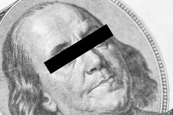 ベンジャミン フランクリンの肖像画クローズ アップは 彼の目は黒のストライプで覆われています 検閲の概念 — ストック写真
