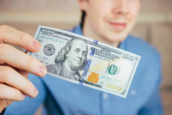 Человек Держит Одну Новую Долларовую Купюру — стоковое фото