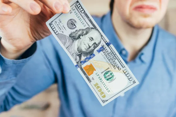 Mann Hält Angewidert Einen Neuen Dollarschein Der Hand — Stockfoto