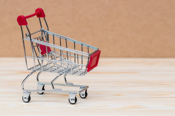 Shopping Cart Wooden Surface Symbol Consumerism — Stock Photo, Image