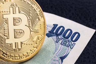 1000 üzerinde altın bir bitcoin, yakın çekim Yen banknot arka plan