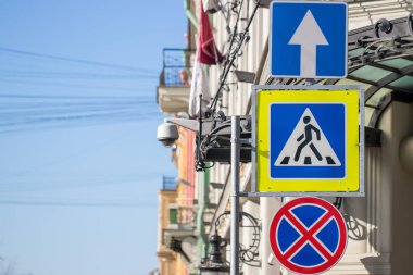 Trafik işaretleri. Yaya geçidi, tek yönlü trafik ve park belirtisi.